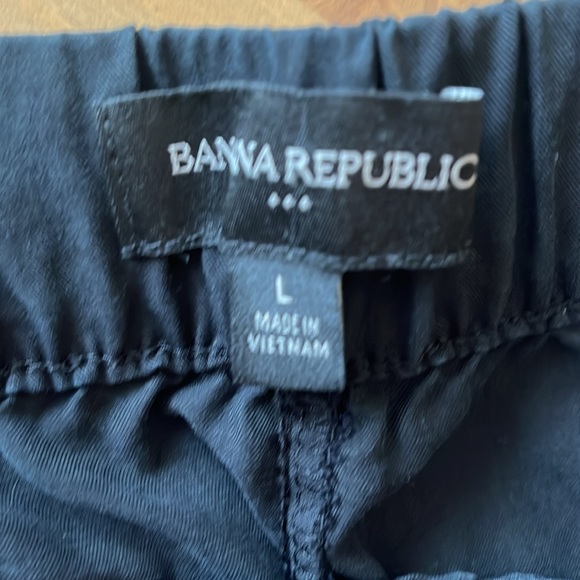 Banana Republic black lightweight cargo zippered pants in Large - Picture 4 of 5